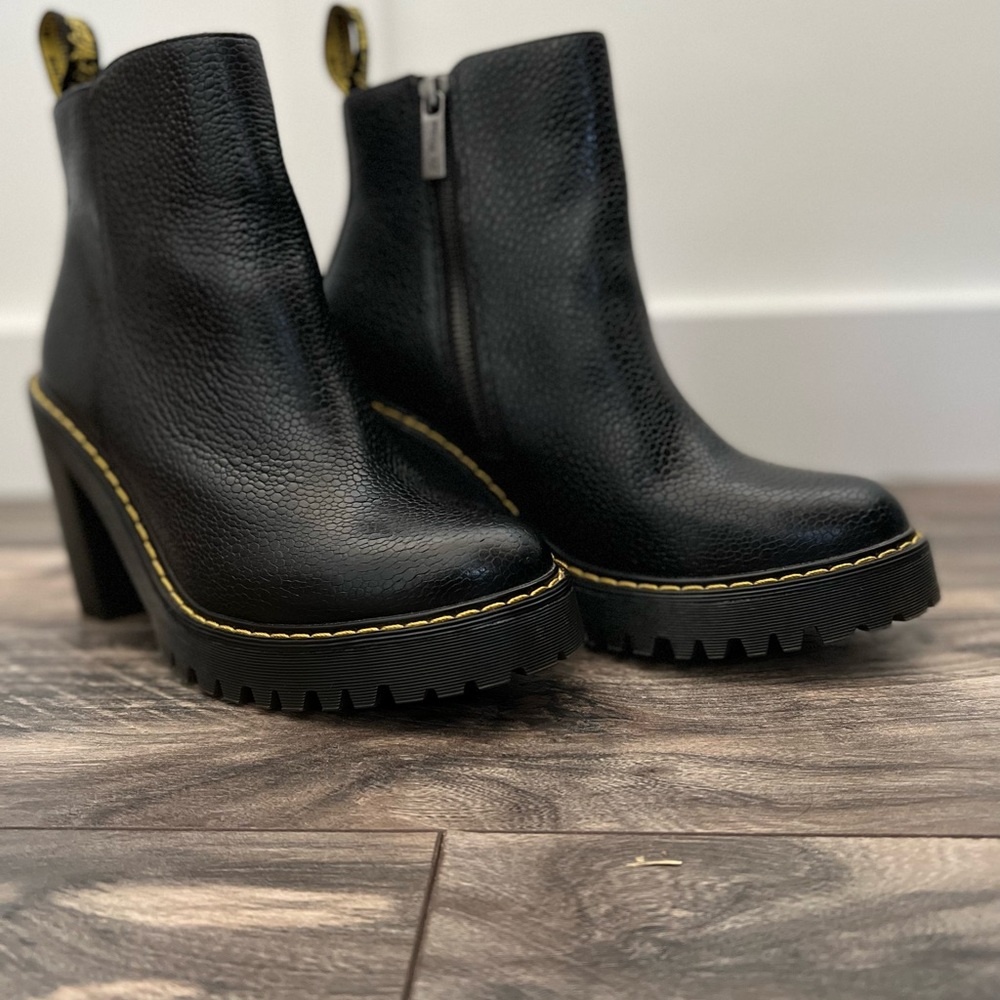 Dr. Marten leather heel Chelsea boots size 8